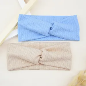 Vue détaillée de bandeau torsadé en tricot, tissu élastique respirant pour sport et yoga.