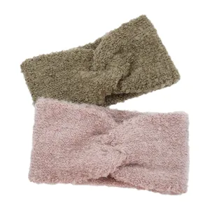 Primo piano dettagliato di fasce intrecciate in peluche lavorato a maglia kaki e rosa.