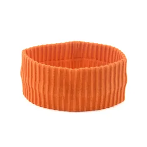 Détail de bandeau tricoté côtelé orange, accessoire de sport élastique, texture douce de laine.