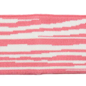 Rose blanc tricote motif zebre bandeau detail gros plan texture tissu bande elastique cheveux