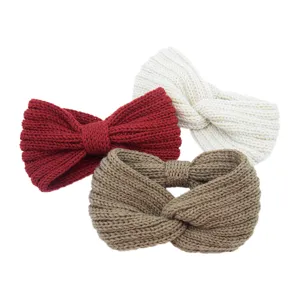 Close-up van zachte gebreide twist hoofdband detail, comfortabele winter haaraccessoire.