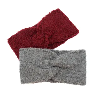 Dettaglio di fascia per capelli in pile lavorato a maglia, elastica per yoga e lavaggio viso.
