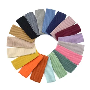 Vue détaillée de banderoles tricotées verticales colorées en cercle, accessoire souple.
