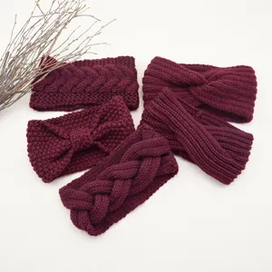 Bordeauxrotes Strick-Haarband-Set mit geflochtenen, verdrehten und Schleifen-Designs.