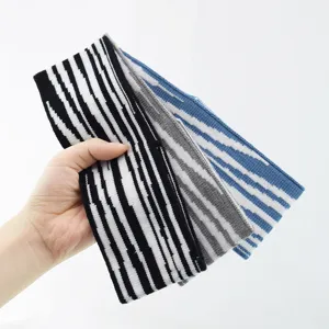 Vue détaillée de bandeau tricoté rayé, bandeaux de sport élastiques pour le yoga quotidien.