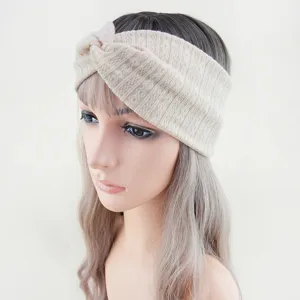 Vue détaillée d'un bandeau tressé en tricot beige confortable pour un usage quotidien.