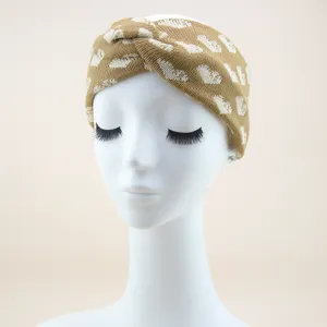 Modisches Strick Stirnband für Damen, braunes Haarband mit Herzmuster für Yoga und Alltag.