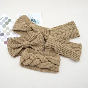 Knitted headband Detailansicht weiche Wolle Textur Schleife geflochten Haarschmuck.
