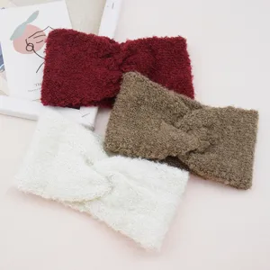 Dettaglio di fascia intrecciata in peluche morbido con tre colori classici invernali.