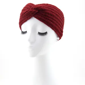 Rode gebreide haarband met knoop voor dames, stijlvol haaraccessoire voor sport en winter.