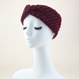 Vue détaillée du bandeau croisé en tricot, montrant la texture en laine bordeaux.