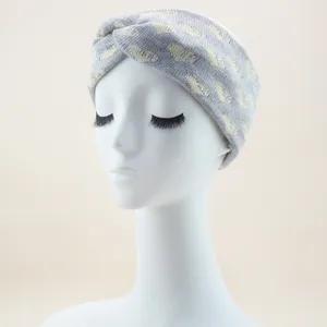 Graues Strickstirnband mit Herzmuster und Twist-Design, perfekt für Sport und Alltag.