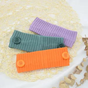 Vue détaillée du bandeau tricoté côtelé avec boutons, accessoire idéal pour masque et yoga.