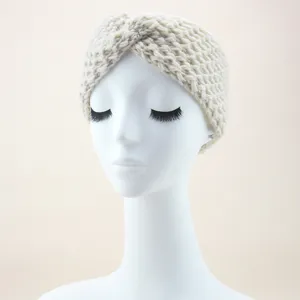 Gros plan sur le détail du bandeau tricoté beige avec texture douce et design élastique.