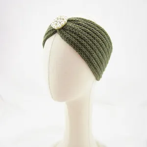 Detailed view of the green knitted pearl headband, cozy wool hair accessory for daily wear.