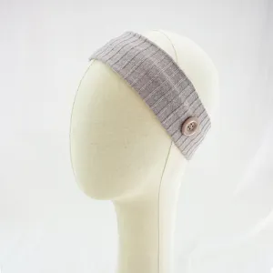 Vue détail du bandeau tricoté côtelé en gris clair avec bouton pour un usage quotidien.