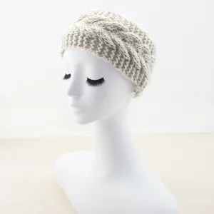 Detailansicht des beige farbenen Zopfstrick Stirnbands in Nahaufnahme. Kuscheliges Haarzubehör.