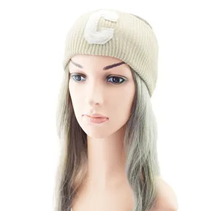 Fascia in maglia beige con toppa lettera C bianca, scaldaorecchie largo per sport e yoga.