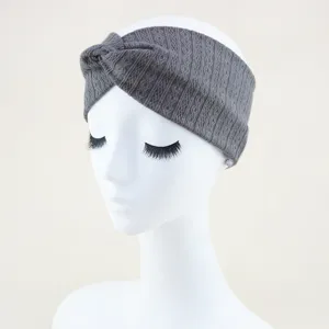 Bandeau croisé en tricot gris, idéal pour le sport, le yoga et le visage. Accessoire élastique.