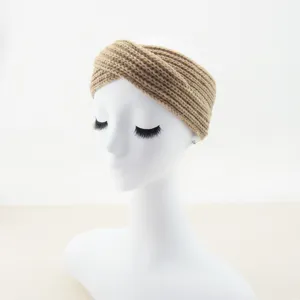Detailansicht eines stilvollen gestrickten Twist-Haarbandes in Beige für den Alltag.