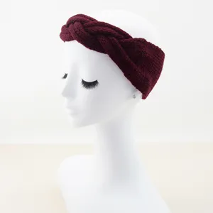 Dunkelrotes, geflochtenes Strickstirnband im Detail, weiches Haaraccessoire fuer Damen.