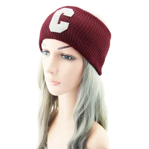 Fascia per capelli in maglia bordeaux con toppa lettera C bianca, calda e invernale.