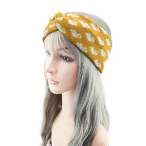 Senfgelbes Strickstirnband mit weißem Herzmuster, stilvolles gekreuztes Haaraccessoire für Frauen.