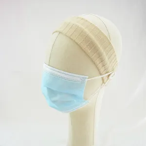 Gros plan détaillé du bandeau en tricot à rayures verticales avec bouton latéral pour masques.