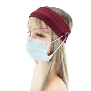 Vue de détail du bandeau en tricot côtelé rouge vin avec un bouton latéral pour le masque.