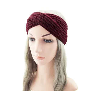 Bordeauxfarbenes Strick-Stirnband Detail, warmer Twist Haarschmuck fur den kalten Winter