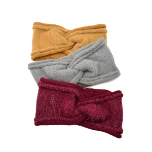 Gestricktes Twist Stirnband mit metallischem Silberfaden, winterwarmes, gemütliches Haarband.
