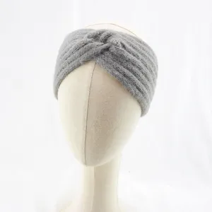 Graues Strick-Haarband mit Twist und silbernem Glitzerfaden, weiches Haaraccessoire.