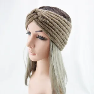 Nahaufnahme eines braunen gestrickten Stirnbands mit glitzernden Silbergarnen für Damen.
