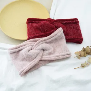 Strickstirnband Detailansicht mit weicher Textur, Silberfäden und gedrehtem Frontdesign.