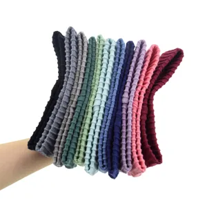 Primo piano di fascia elastica lavorata a maglia con righe verticali colorate sport.