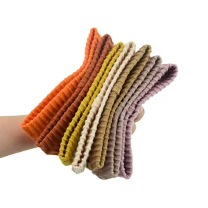Fascia elastica in maglia vista dettagliata che mostra accessori per capelli.