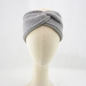 Graues glitzerndes Strick-Haarband im Detail, kuscheliger Ohrenwärmer für Yoga und Winter.