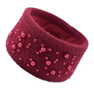 Detailansicht des bordeauxroten Strick-Haarbandes mit Perlen, warmes Winter-Haaraccessoire.