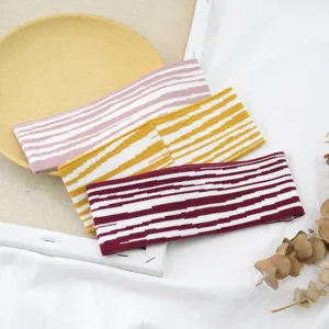 Vue detaillee du bandeaux tricote a rayures, bande elastique douce de yoga, accessoire de sport