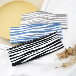 Detail bandeau tricot raye, matiere laine elastique pour sport yoga et usage quotidien.