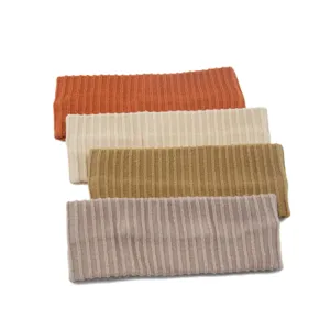 Vista dettagliata di fasce elastiche in maglia a coste in vari colori, morbidi accessori per capelli.