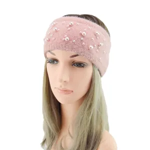 Nahaufnahme des rosa Strick-Perlenstirnbands, weiche Faux-Mink-Wolle mit elegantem Perlendekor.