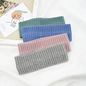 Vista dettagliata delle fasce in maglia a costine con consistenza morbida e vari colori.
