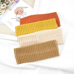 Vista dettagliata di fasce per capelli in maglia a coste in quattro colori, tessuto elastico morbido.