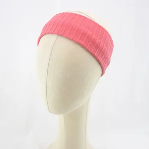 Primo piano della fascia in maglia a costine rosa, tessuto elastico morbido per sport.