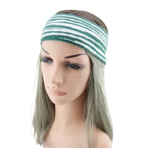 Vue detaillee du bandeau en maille rayee vert et blanc pour le sport, le yoga et les soins.