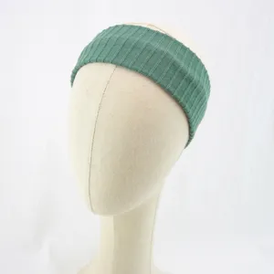 Fascia per capelli in maglia a costine verde, accessorio elastico per yoga e sport.