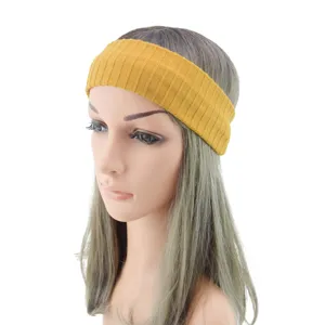 Dettaglio fascia maglia a coste gialla con consistenza elastica e cuciture per uso quotidiano.
