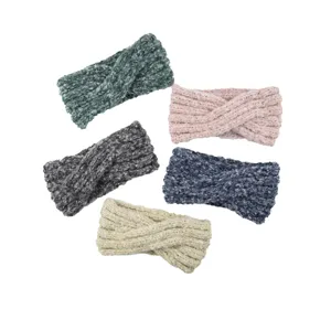 Detailansicht der farbgemischten Strickstirnbänder mit weicher Wollstruktur und Kreuzdesign.
