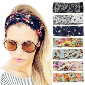 Vue détaillée de bandeaux à cheveux en tissu croisé à imprimé floral et cachemire doux.